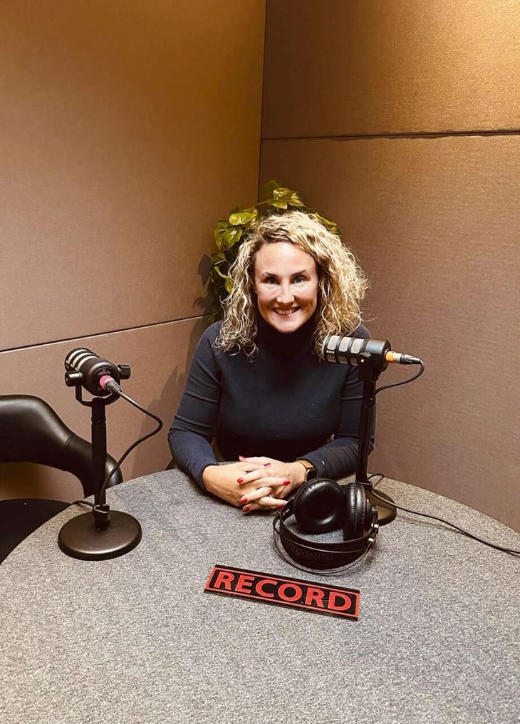 Caroline Willfox Byström delar sin tid mellan Säter och Örebro, där hon även brukar hyra in sig i en studio för att spela in sin podcast. Foto: Privat