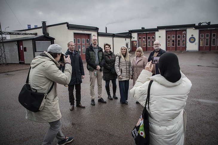Media på plats för nyheten om fastighetsförsäljningen. Från vänster: Daniel Erlandsson, Svensk Handel och Hedemora Handlingskraft, David Aura (S), Anna Frisk, kommundirektör i Hedemora kommun, Lise-Lotte Sörensen, vd för Hedemorabostäder, Lillemor Gunnars