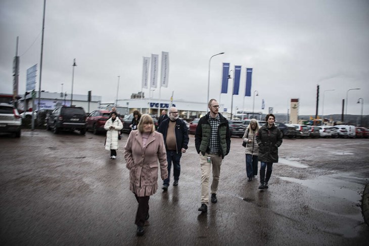 David Aura (S) och Lillemor Gunnarsson (C) tillsammans med Daniel Andersson (S), ordförande i bostads- och fastighetsbolagen och kommundirektören Anna Frisk på marken som efter nyårsskiftet läggs ut till försäljning. Foto: Christian Larsen