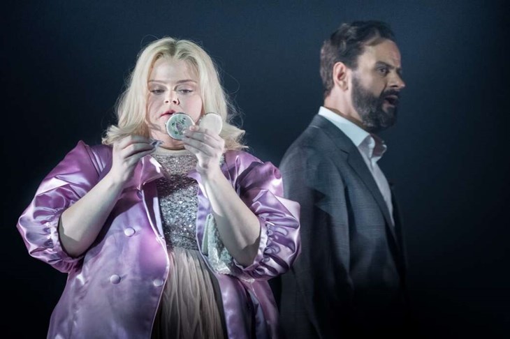 Isabelle Kyed i en roll som Ofelia i Shakespears Hamlet på Stockholms Stadsteater. Vid årsskiftet blir Isabelle fast anställd vid teatern. För närvarande är hon dock mammaledig med sonen Ebbe, som föddes i oktober. Foto: Markus Gårder