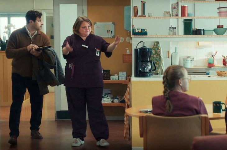 I SVT-serien Parterapi i Gagnef spelar Isabelle Kyed läkaren Gisela, på vårdcentralen i Gagnef. Här ses hon i avsnitt två, tillsammans med huvudpersonen Nisse, som spelas av Joel Spira. Foto: Skärmdump från SVT