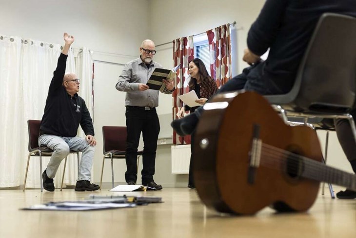 En bild från en av Borlängerevyns repetitioner. Från vänster ses Christer Halfvarsson, Henrik Skymning och Ulrica Reinberth. Foto: Henrik Hansson