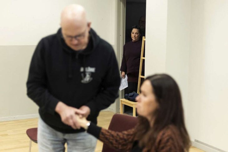 Christer Halfvarsson och Ulrica Reinberth agerar under en av repetitionerna, under överseende av Ulrika Andersson som syns i bakgrunden. Foto: Henrik Hansson
