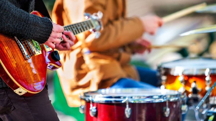 Ny satsning ska ge gymnasieelever möjlighet att fördjupa sig i musik och spela tillsammans med andra. Foto: Dreamstime