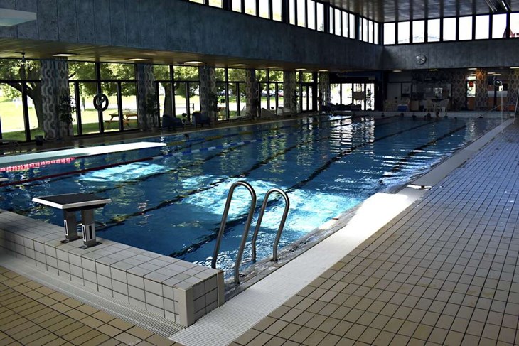 I somras stängde simhallen Vasahallen i Hedemora (bilden), till följd av bland annat dålig ventilation och bristande vattenrening. Nu öppnar Avesta kommun upp badhuset Metropoolen för simundervisning till skolelever från Hedemora kommun. Foto: Pär Sönnert