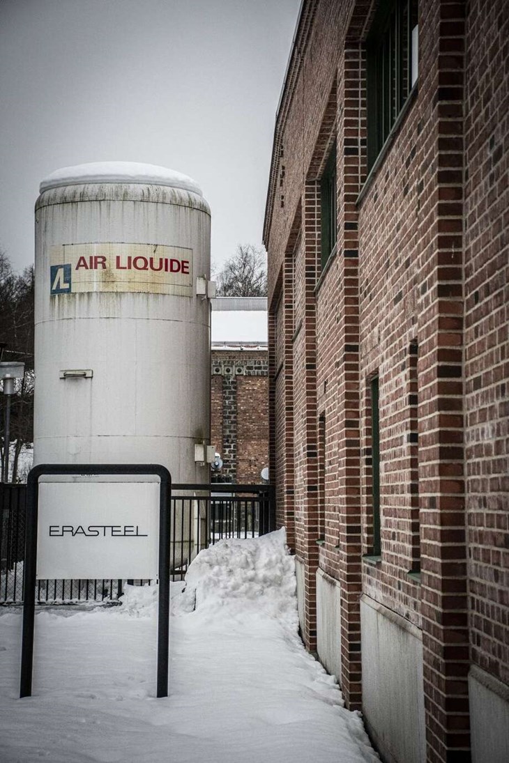 Vid årsskiftet skulle fabriken i Vikmanshyttan vara nedsläckt och tom. Nu säger Erasteel att man fortsätter som längst till april. Foto: Christian Larsen