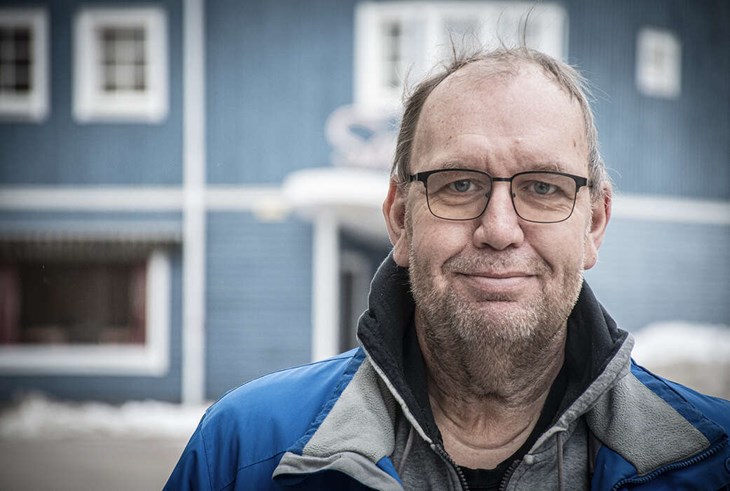 Lars-Göran Hallström är lättad över att parasportarna återigen släpps in i Vasahallens källarlokaler för bowlingspel. Foto: Christian Larsen