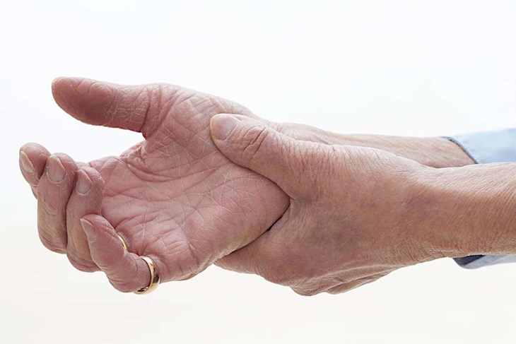 "Artros är vanligt, ärftligt och påverkar vardagen enormt. Kunskap kan göra stor skillnad", säger Yvonne Törnqvist, som varit engagerad i reumatikerrörelsen i över 30 år. Foto: Dreamstime