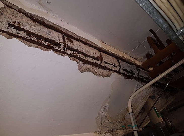 Bilden är från WSP:s statusundersökning av simhallen 2016. Här syns läckage i anslutning till bjälklag vid övningsbassängen i Vasahallen. Foto: WSP/Hedemora kommuns handlingar