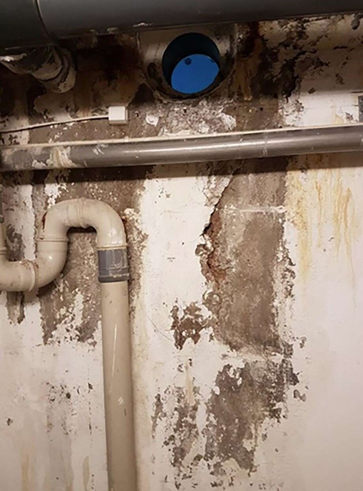 Bilden visar spjälkad betongarmatur på stora bassängen. Foto: WSP/Hedemora kommuns handlingar