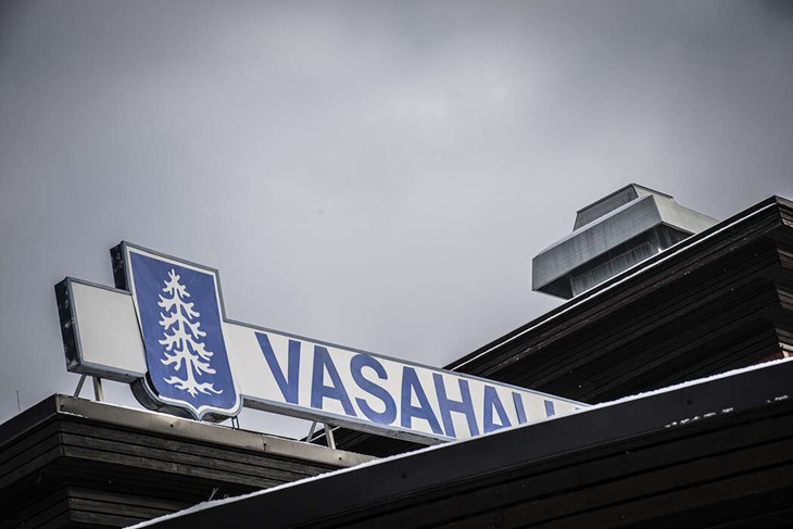 Simbassängen i Vasahallen har stått torr i ett halvår. Foto: Christian Larsen