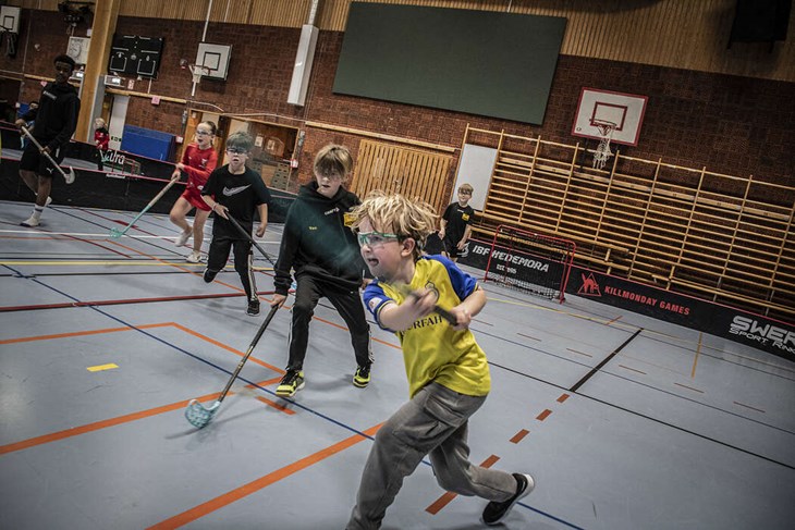 John i gul tröja testar mållyckan medan Sebastyan jagar. Foto: Christian Larsen