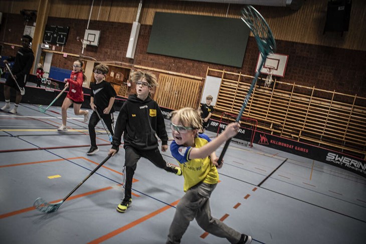John i gul tröja testar mållyckan medan Sebastyan jagar. Foto: Christian Larsen