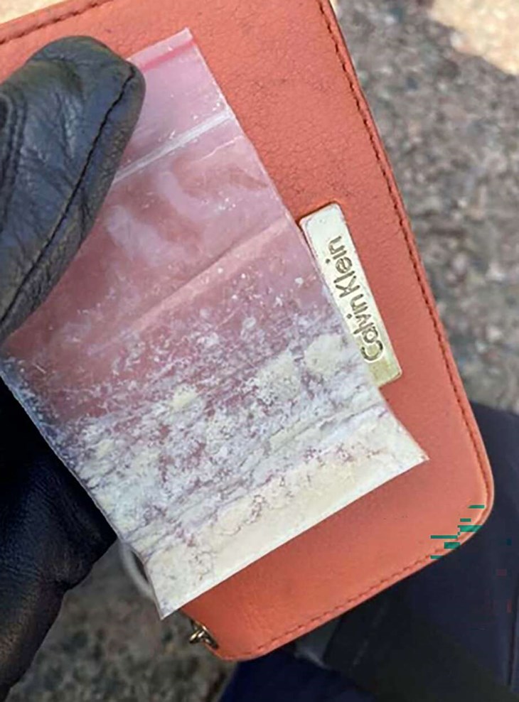 Misstänkt narkotika som hittades i kvinnans plånbok. Foto: Polisens förundersökning