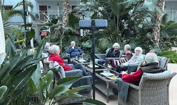 "Det här blev mer än en lägenhet, det är en ny väg för mig i livet", säger Eva Werner (högst upp till höger i bild). Foto: Anders Borgs