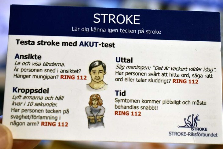 1177 Vårdguiden meddelar att man kan använda AKUT-testet för att hitta tecken på att en person drabbats av en stroke. Bokstäverna står för Ansikte, Kroppsdel, Uttal och Tid. Foto: Pär Sönnert