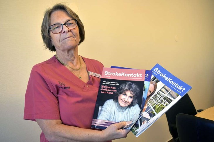 Fyra gånger om året kommer Strokeförbundets medlemstidning Strokekontakt ut till medlemmarna. "Ofta försöker man ha med en känd person på förstasidan", säger Eva Engström Lindevall. Foto: Pär Sönnert