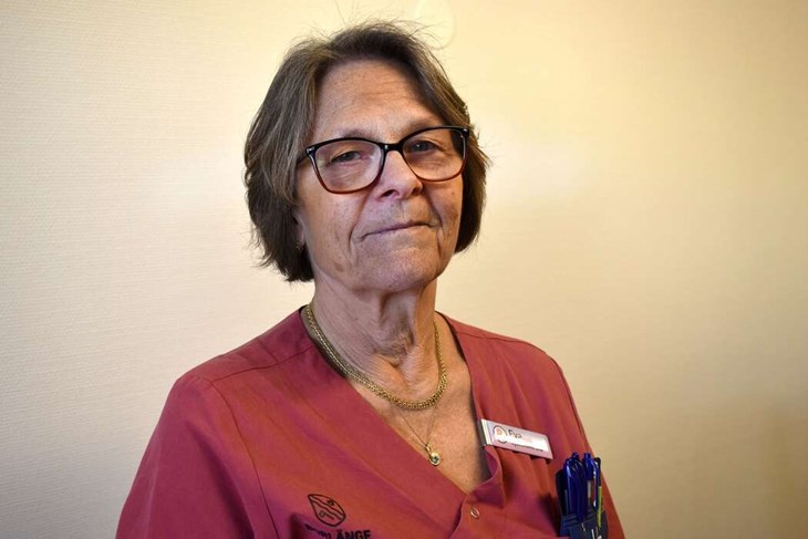 Hittills har Eva Engström Lindevall bara hunnit bemanna Strokelinjen ett par gånger. "Senast som jag bemannade den ringde det en man som hade fått problem med synfältsbortfall efter sin stroke och han ville gärna få kontakt med andra som hade samma sorts besvär. Ingen stroke är den andra lik. Det kan slå så olika. Vissa påverkar inte alls fysiskt men drabbas i stället av hjärntrötthet", säger Eva som här visar upp Strokeförbundets hemsida. Foto: Pär Sönnert
