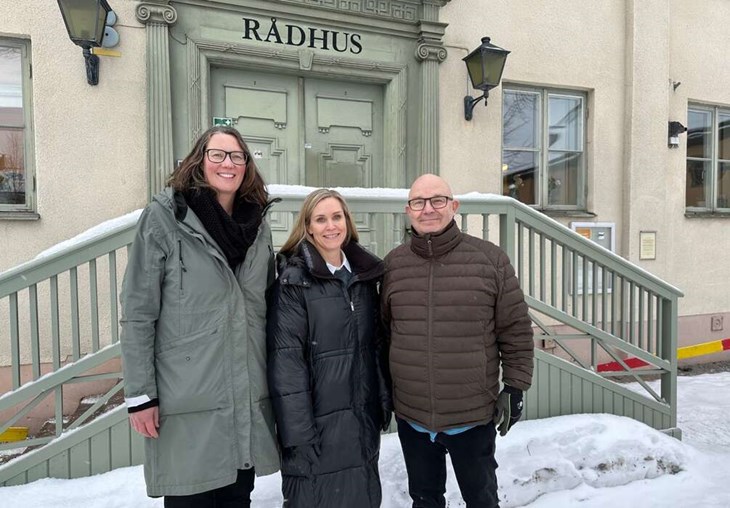 En trio som gläds åt att Säter är den första dalakommunen som blir en så kallad Pep-kommun, via organisationen Generation Pep. Från vänster ses: Karin Frejd (C), kommunstyrelsens vice ordförande, Malin Lilja Altörn, fritidschef och Mats Nilsson (S), kommunstyrelsens ordförande. Foto: Säters kommun