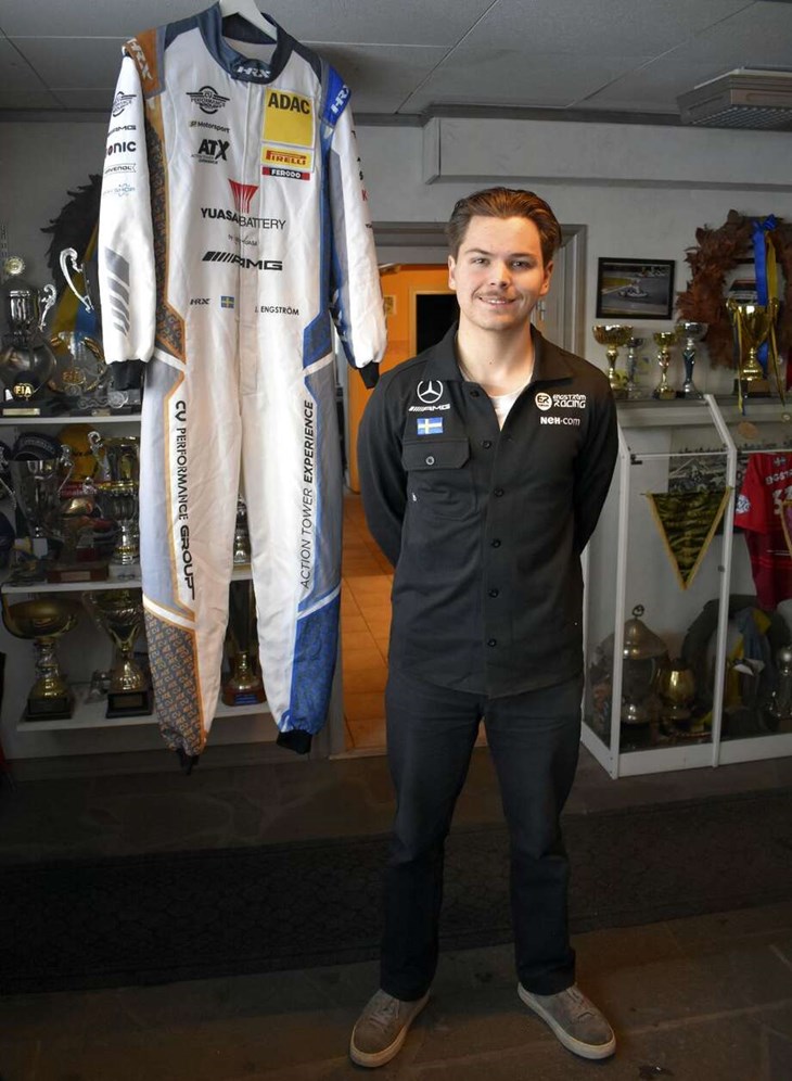 Jonathan Engström började rätt sent med motorsport. "Jag började som 16-åring. Flera av de jag tävlar mot började som 7-åringar. Därför har jag behövt ta flera steg i taget för att komma i kapp, inte minst när det gäller att prestera under press", säger Jonathan som här visar upp den dräkt som han ska tävla med i år, när han bland annat ska köra i serien ADAC GT4 Germany. Foto: Pär Sönnert