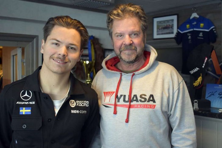 Engström är en riktig motorfamilj. Jonathans farfar, Leif Engström, och farfars bror Kenth Engström var elitförare i gocart och Jonathans pappa Tomas Engström (till höger) har tävlat på elitnivå bland annat i STCC i Sverige och kommit tvåa i EM en gång, trea i EM tre gånger och även blivit sexfaldig mästare i Camaro Cup. Foto: Pär Sönnert