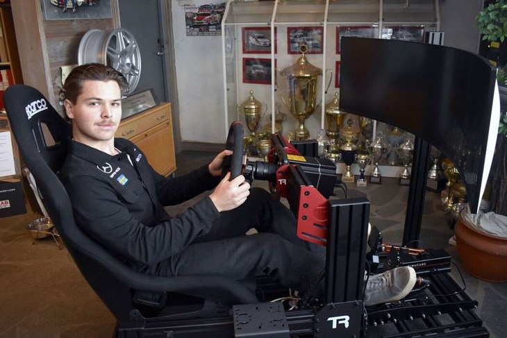 Jonathan Engström i sin simulator. "Den är ett otroligt bra verktyg. Man kan löpträna och styrketräna hur mycket som helst men man kommer inte ifrån att det allra bästa är att träna bakom ratten", säger han. Foto: Pär Sönnert