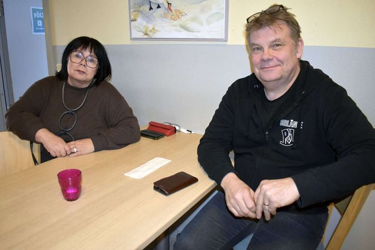 Kicki Bergsten och Hans Westlund är lärare på utbildningen "Min resa" som bedrivs på Brunnsviks folkhögskola i Borlänge. Deltagarna i teaterensemblen Revyresan går den utbildningen. Den 14 mars är det premiär för årets föreställning "Revyresan 10" som spelas på Maximteatern. "Thilda Söderström Millard och Tina Alm är också involverade i vårt arbete", påpekar Kicki. Foto: Pär Sönnert