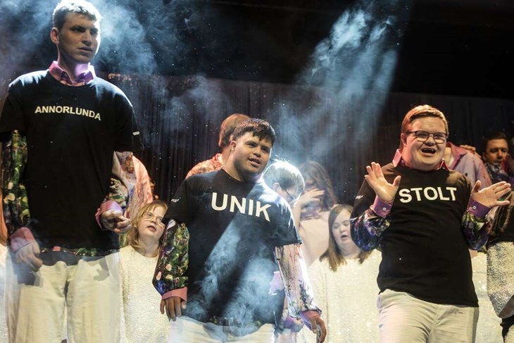 Revyresan är en teaterensemble bestående av ungdomar som har olika funktionsvariationer. Bilden togs vid en av föreställningarna i fjol. Foto: Henrik Hansson