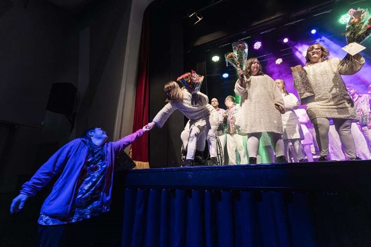 Revyresan är en teaterensemble bestående av ungdomar som har olika funktionsvariationer. Den 14 mars är det premiär för årets föreställningar. Bilden togs vid en av föreställningarna i fjol. Foto: Henrik Hansson