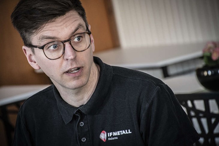 Joakim Sköld ville ge Ardalan Shekarabi en fysisk lägesbild av Långshyttan. Foto: Christian Larsen