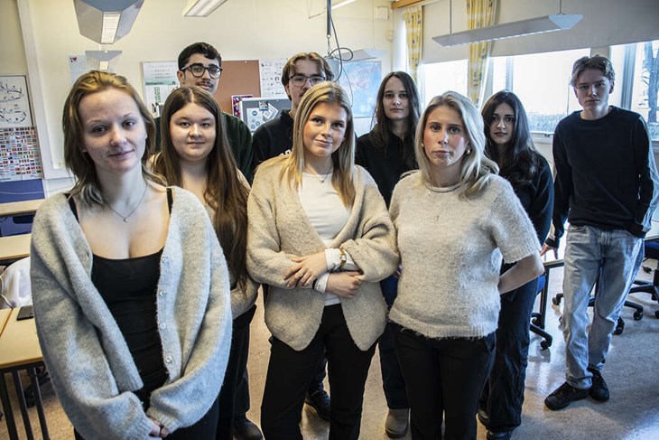 Tidningen pratade handel med eleverna bakiom undersökningen. Från vänster: Molly Gidlöv, Ida Lundin, Tihomir Bakic, Gustav Phalander, Ida Karhu, Daniela Garzon, Saga Bolin, Maya Almawali och Isak Danielsson. Foto: Christian Larsen
