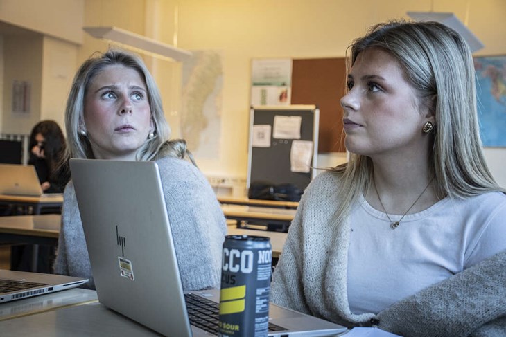 Saga Bolin och Ida Karhu ingår även i elevrådet – en stark röst mot politiken. Foto: Christian Larsen