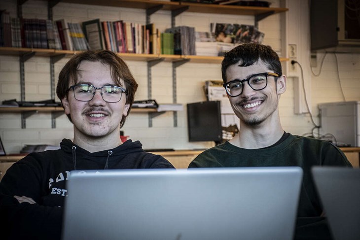 Gustav Phalander och Tihomir Bakic uppger att de inte är några konsumenter av märkbart snitt men välkomnar fysisk handel på orten. Foto: Christian Larsen