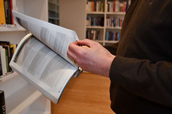 ”Vi har under de senaste åren utvecklat forskning inom det här området och det gör att vi har en forskningsgrund för att kunna hålla i den här utbildningen. ”, berättar Johan Borg. Foto: Alva Folkesson
