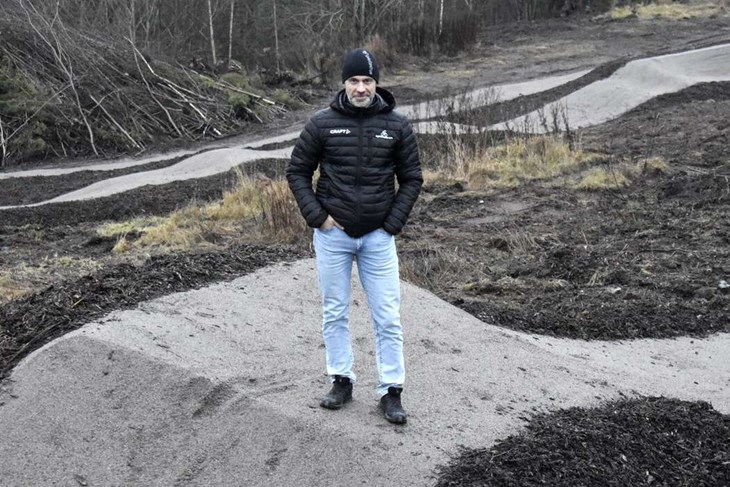 Roger Karlsson, från Borlänge Cykelklubb, är projektledare för svenska mästerskapen i mountainbike som ska avgöras i Bergebo både 2026 och 2027. Här står Roger i en den av den led som vuxit fram i backen där majbrasan brukar tändas på valborgsmässoafton. Foto: Pär Sönnert