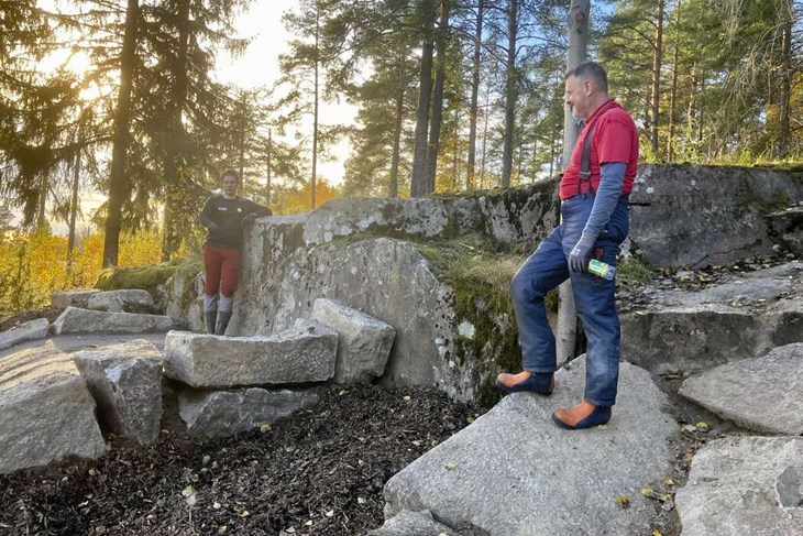 En bild från höstens arbete med ledbygget i Bergebo. Till höger ses Lars Hellman, tävlingsledare för SM-evenemanget. I svart tröja längre bort ses Borlänge CK:s elitcyklist Andreas Dahlgren. Foto: Borlänge CK