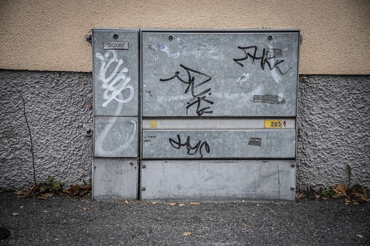 Till synes fyra olika taggar på ett och samma elskåp. Foto: Crhistian Larsen