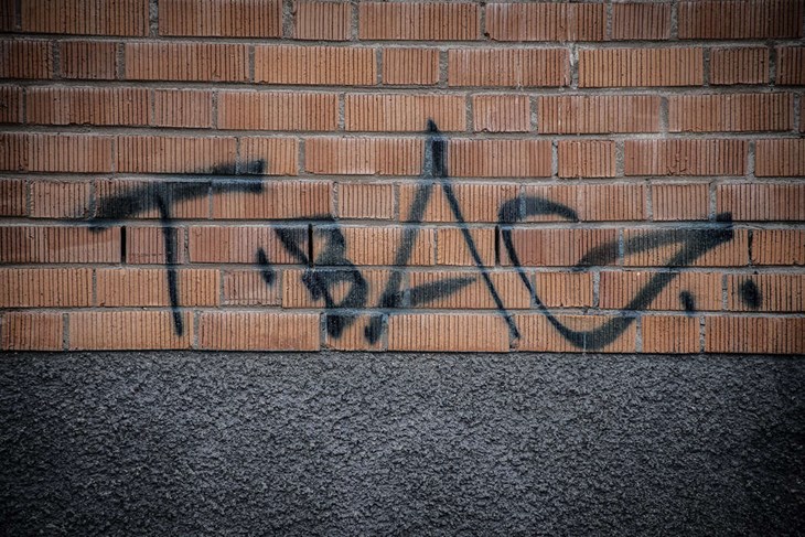 Vid en klottersanering lämnas ofta spår efteråt. I värsta fall skadas fasaden. Foto: Christian Larsen