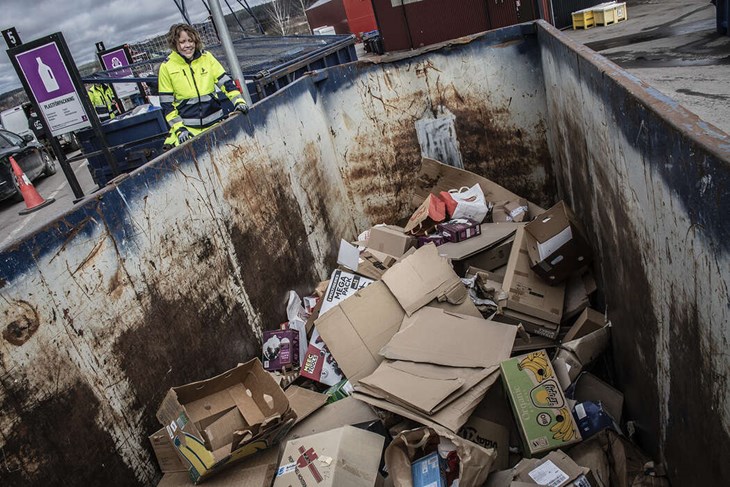 Containrarna synas och man plockar upp det som inte hör hemma där. Foto: Christian Larsen