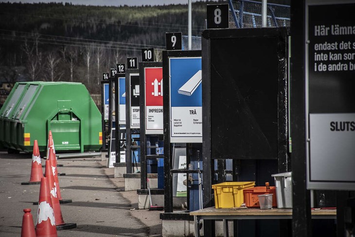 Klart, tydligt och pedagogisk skyltning. I den slutna gröna containern slängs gifitg asbest, det som tidigare slängdes i en hög på soptippen. Foto: Christian Larsen