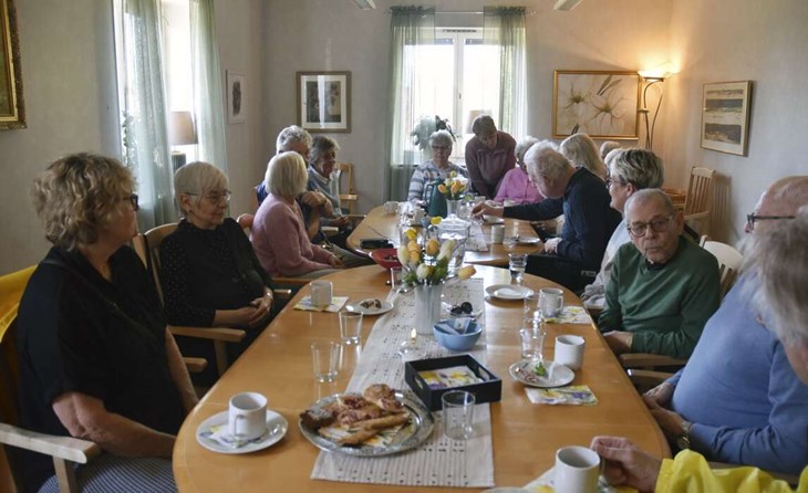 Givetvis fanns det gofika denna soliga onsdag när Lions i Avesta och Krylbo uppvaktade volontärerna på anhörigcentrum med en gåvocheck. Foto: Niclas Bergvall