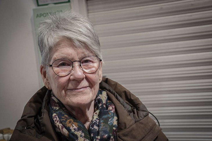 Berit Jansson avfärdar möjligheten att göra sin apoteksärenden på nätet. "Då slår man ju undan benen ännu mer på butikerna", säger hon. Foto: Christian Larsen