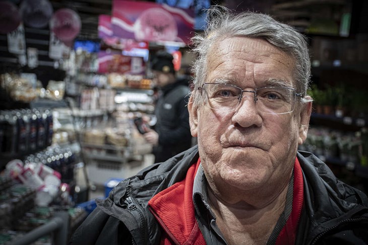 Per Morelius flyttade hem till Långshyttan igen för några år sen och trycker på tyngden med samhällsviktiga funktioner, som ett apotek i samhället. Foto: Christian Larsen
