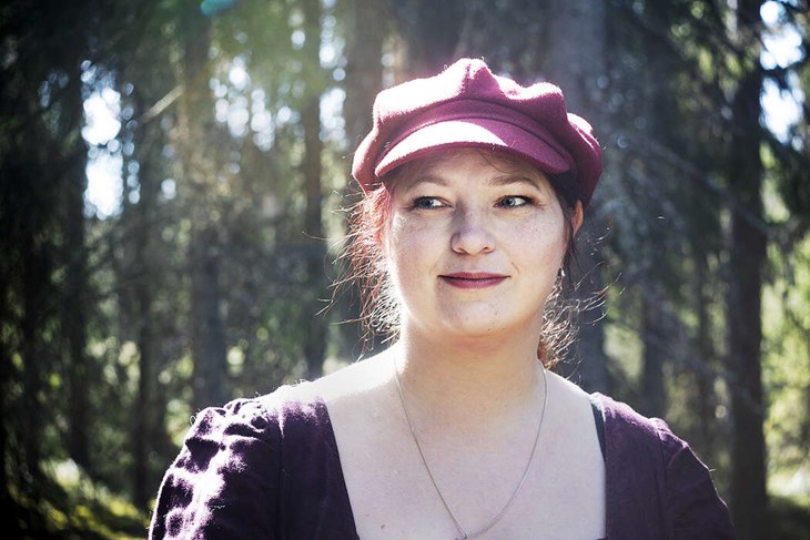 Titt som tätt åker Christine till Styggens stuga. "När jag åker hit får jag alltid någon upplevelse som jag inte vill vara utan", säger Christine som alltid har med sig aussiehannen Stich när hon är ute på äventyr. Foto: Sara Flodin