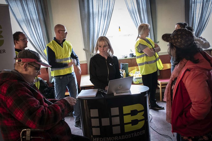 Jenny Alexandersen skriver in nya intressenter till bostadskön. Foto: Christian Larsen