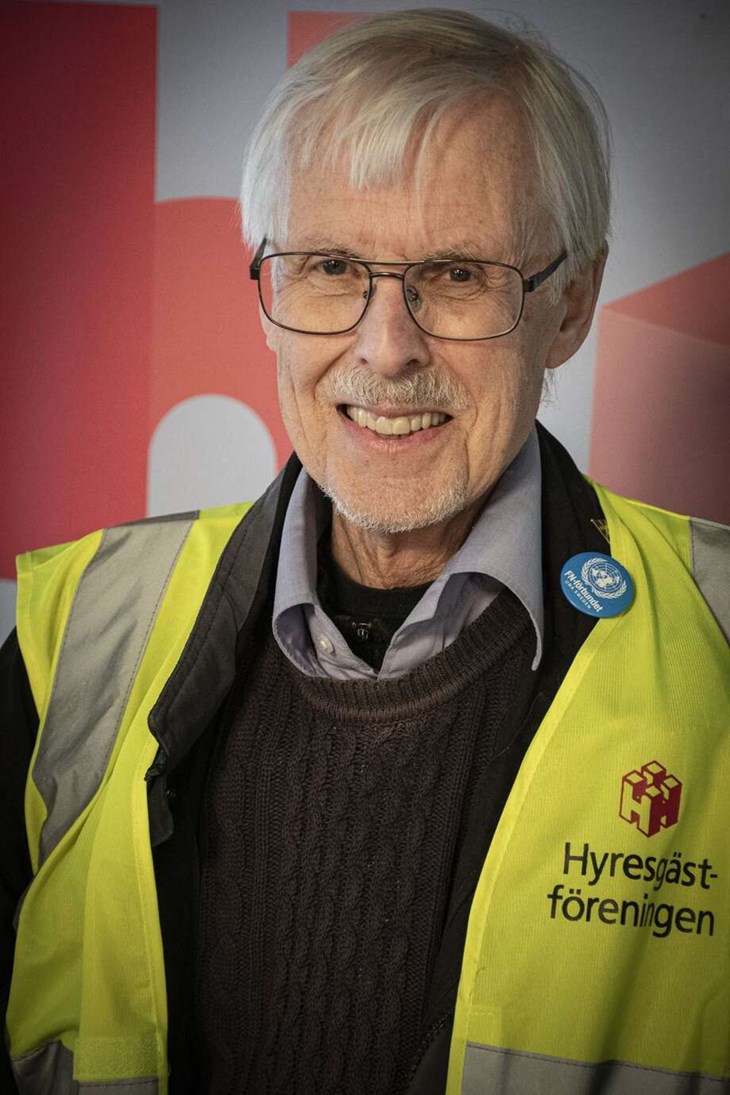 Hyresgästföreningens ordförande Bertil Wennberg pratade med besökarna där den största frågan handlade om hyror. Foto: Christian Larsen