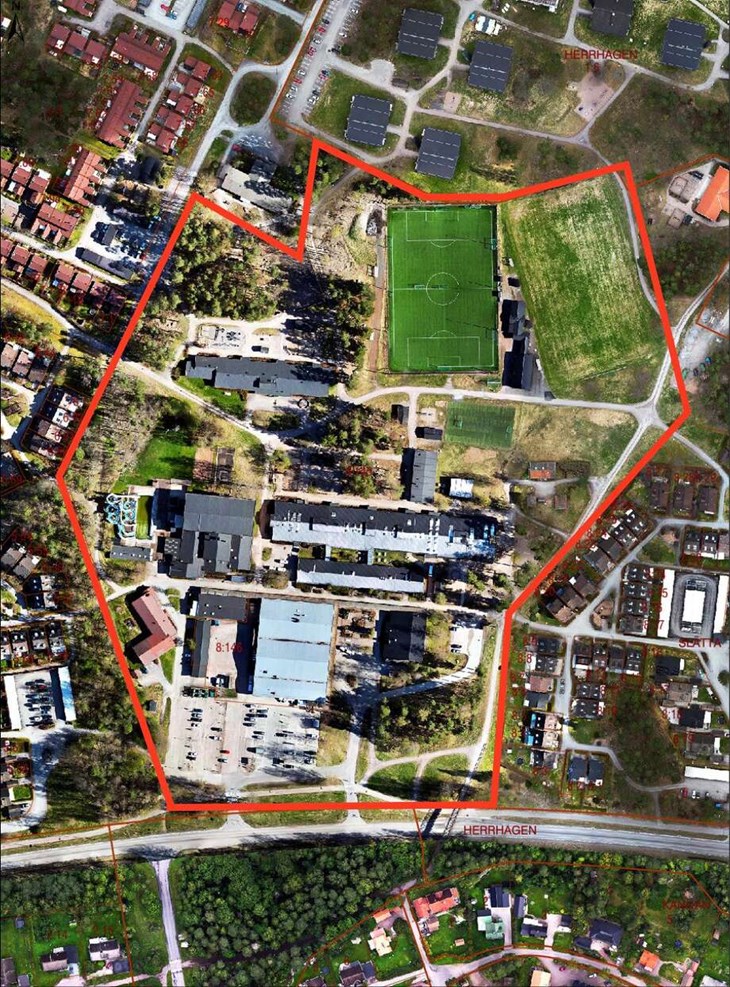 Flygfoto över Slätta centrum där det rödmarkerade området utgör fokus för kommunens satsning i stadsdelen. Foto: Falu kommun