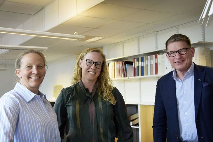 Anna Tosteby, Emma Persson och Kent Svens (M) sätter ord på nuläget i kommunens nyligen påbörjade förstudie om Slätta centrum. Via denna samlar man in förslag på hur stadsdelens invånare, företag och andra verksamheter önskar utveckla området. Foto: Sonny Jonasson
