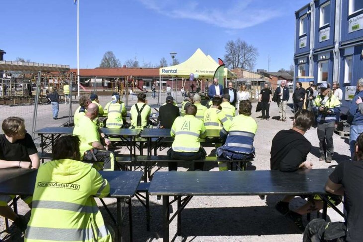 Kommunstyrelsens ordförande Fredrik Jarl (C), Jan Wiklund (M), ordförande för barn- och utbildningnämnden, samt Eva-Lotta Törnblom (S), ordförande för socialnämnden och 1:e vice ordförande för kommunstyrelsen, inledde med att rikta ett stort tack till byg