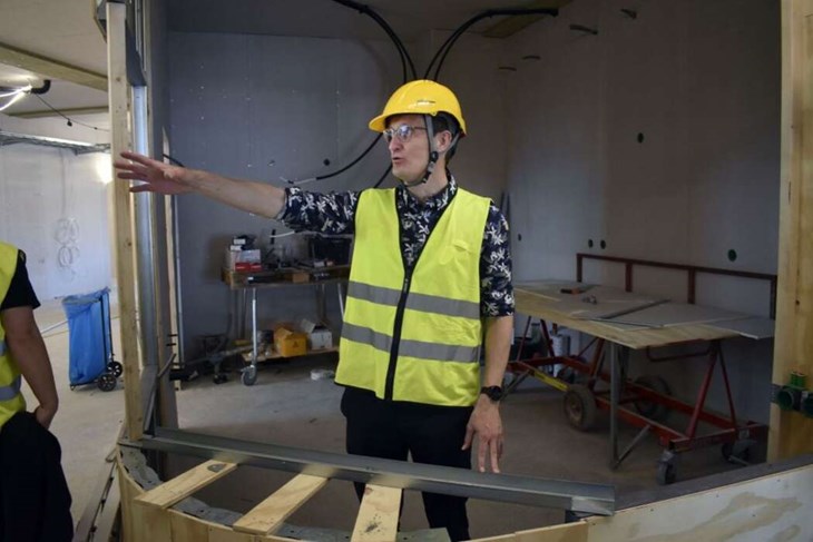 Göran Anlind på den plats vid det torgliknande "navet" mitt i högstadiebyggnaden. Foto: Pär Sönnert